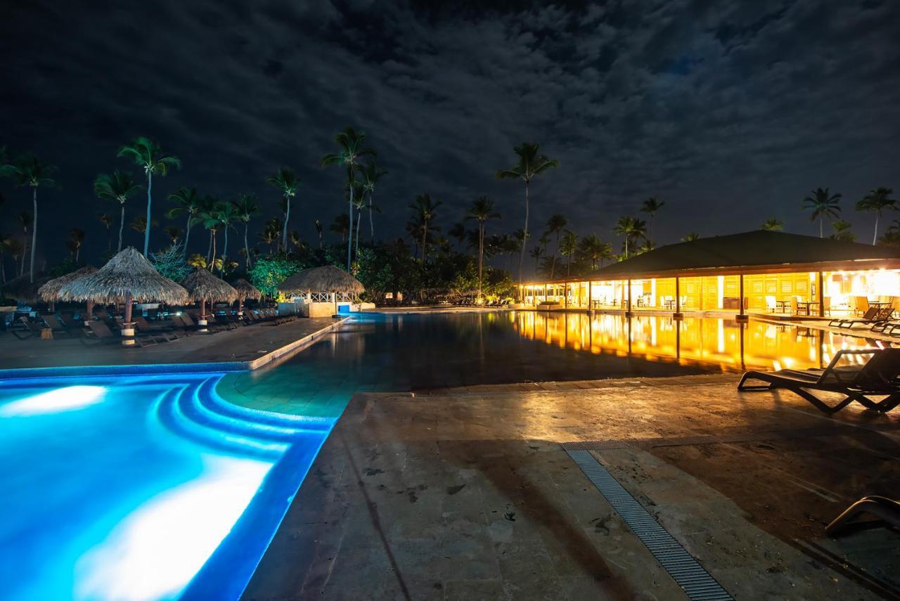 Grand Sirenis Punta Cana Resort & Aquagames Uvero Alto Eksteriør billede The resort at night