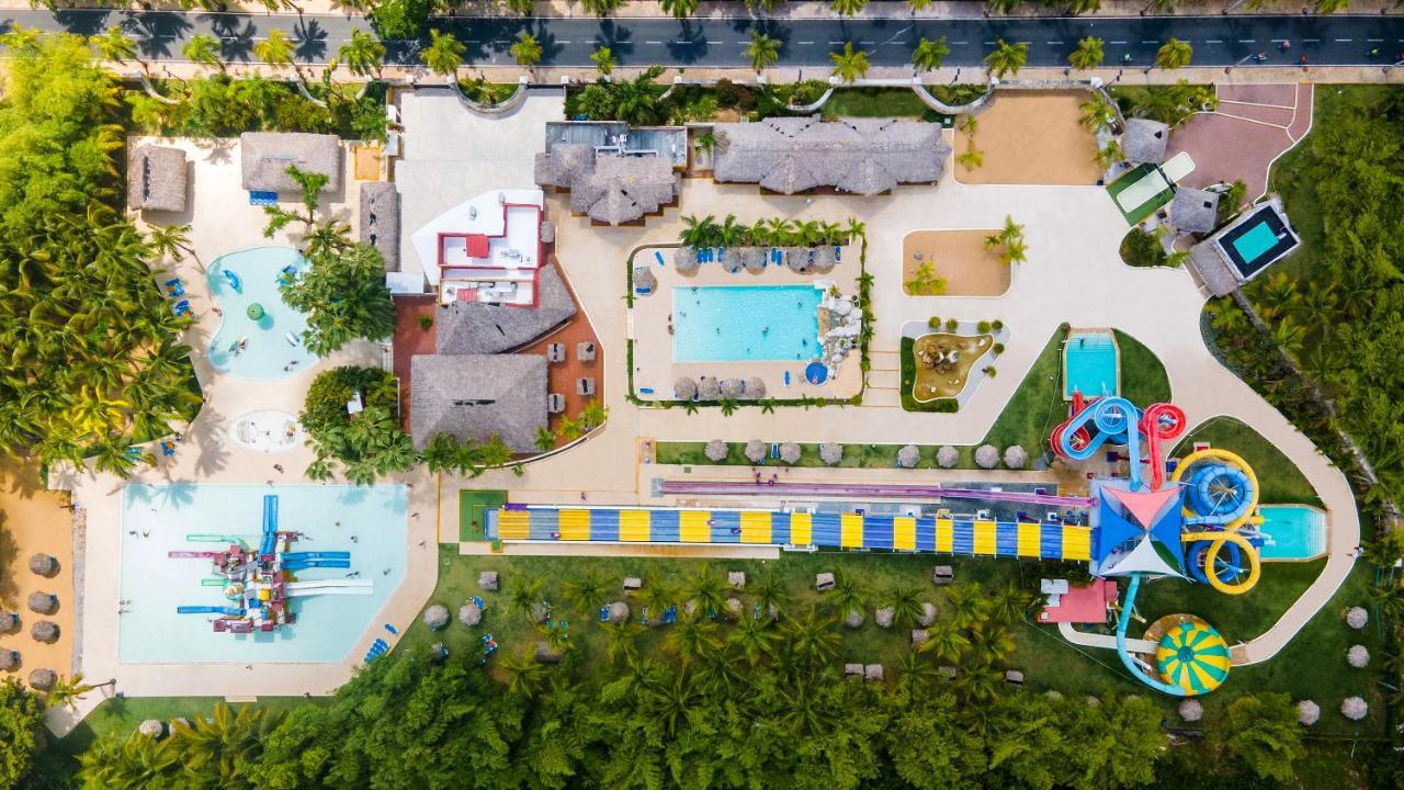 Grand Sirenis Punta Cana Resort & Aquagames Uvero Alto Eksteriør billede Aerial view of Splash Jungle Water Park