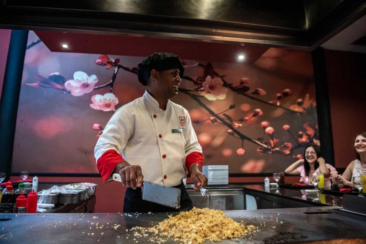 Grand Sirenis Punta Cana Resort & Aquagames Uvero Alto Eksteriør billede A chef at work