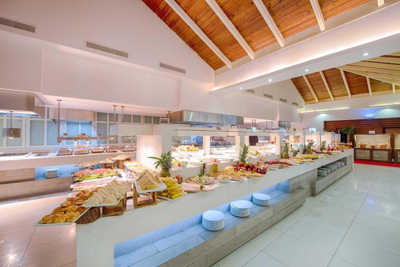 Grand Sirenis Punta Cana Resort & Aquagames Uvero Alto Eksteriør billede The buffet at the hotel