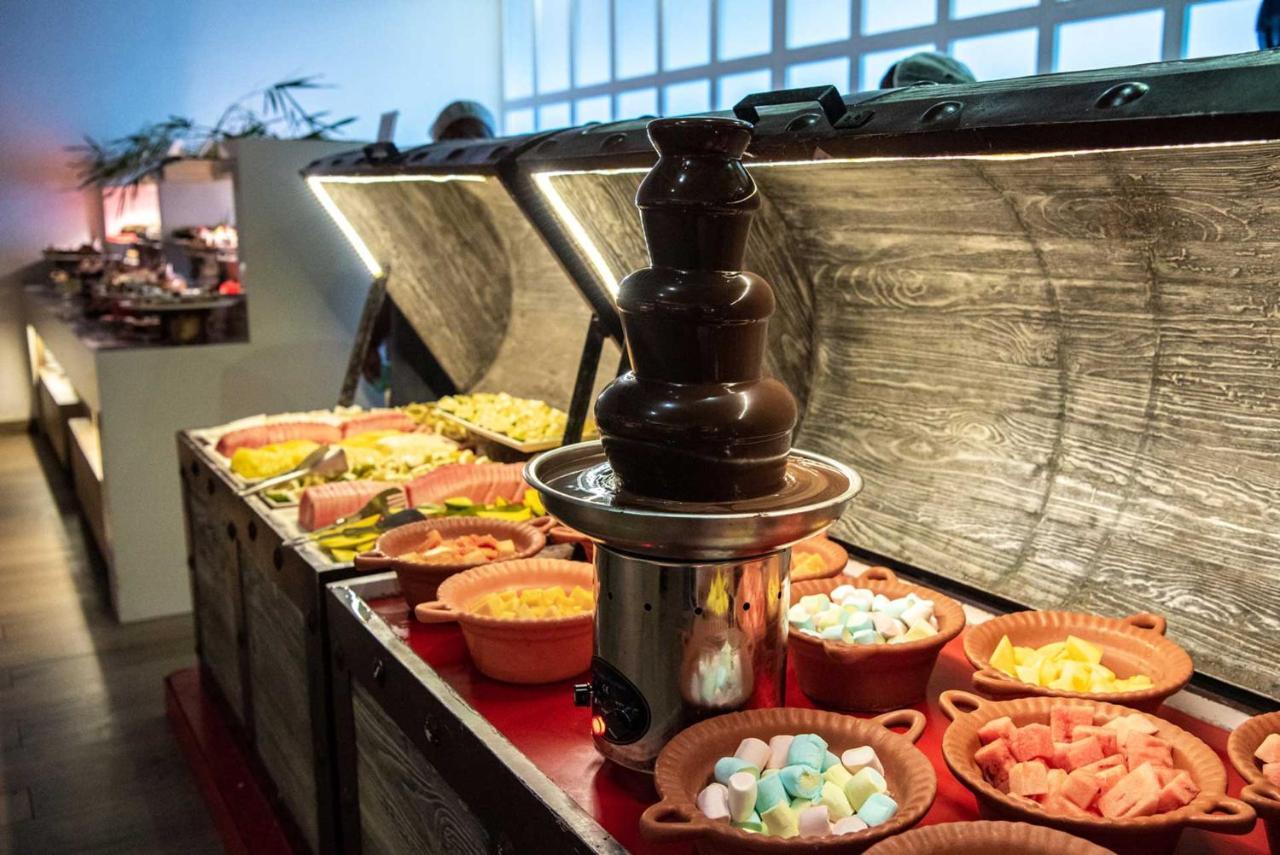 Grand Sirenis Punta Cana Resort & Aquagames Uvero Alto Eksteriør billede A chocolate fountain