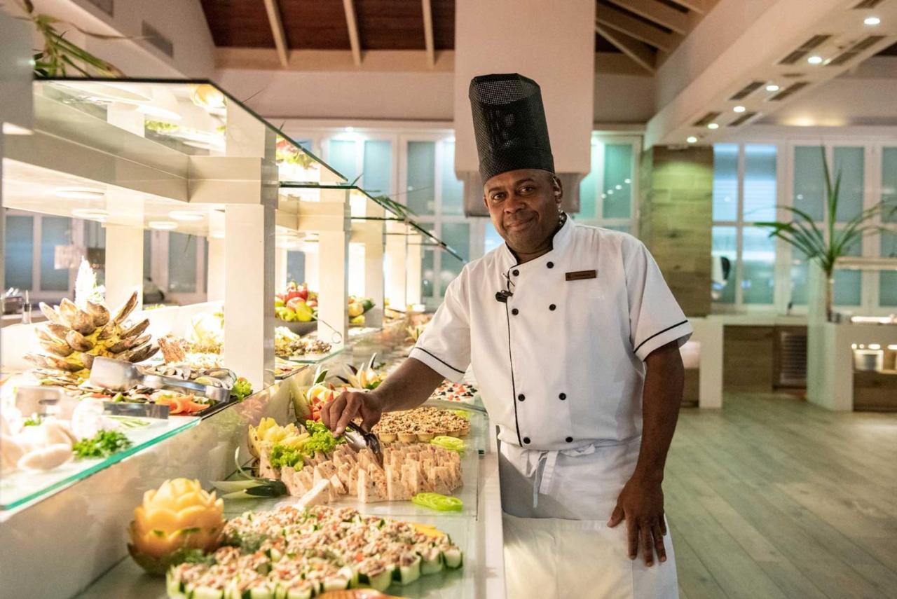 Grand Sirenis Punta Cana Resort & Aquagames Uvero Alto Eksteriør billede A chef at work