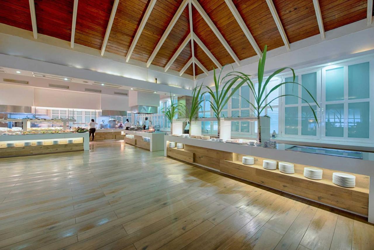 Grand Sirenis Punta Cana Resort & Aquagames Uvero Alto Eksteriør billede The interior of the airport's main terminal