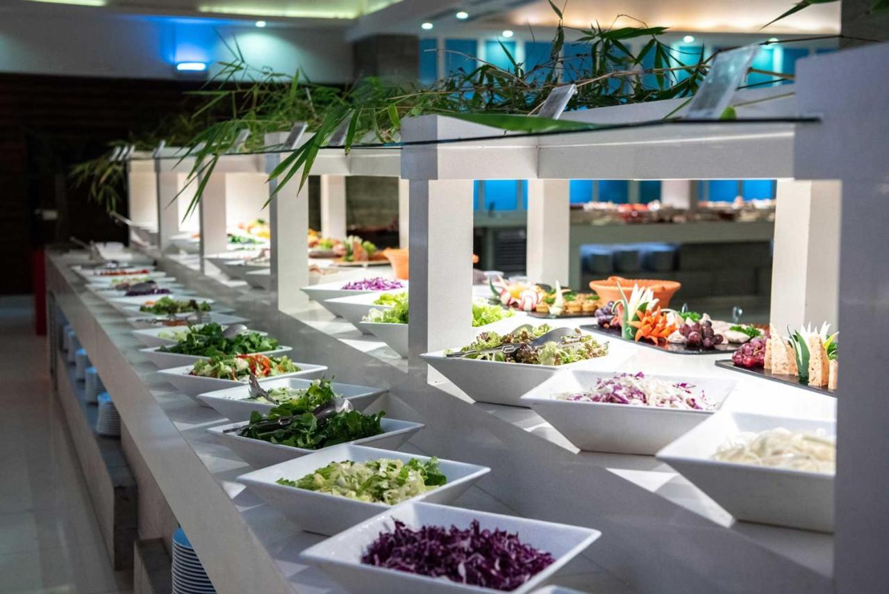 Grand Sirenis Punta Cana Resort & Aquagames Uvero Alto Eksteriør billede A salad bar