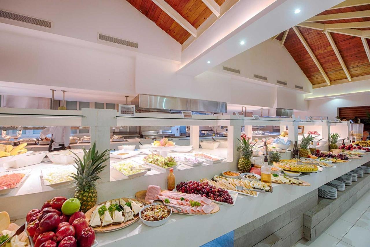 Grand Sirenis Punta Cana Resort & Aquagames Uvero Alto Eksteriør billede Buffet at a resort