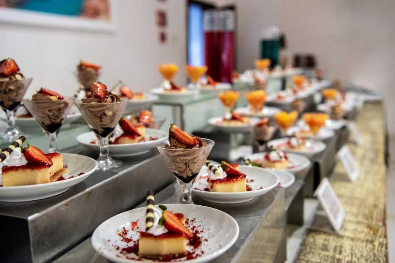 Grand Sirenis Punta Cana Resort & Aquagames Uvero Alto Eksteriør billede A dessert buffet