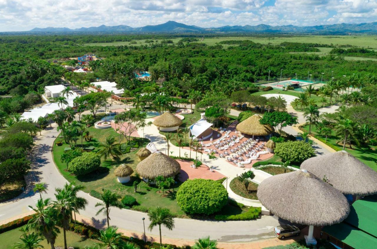 Grand Sirenis Punta Cana Resort & Aquagames Uvero Alto Eksteriør billede Aerial view of the resort
