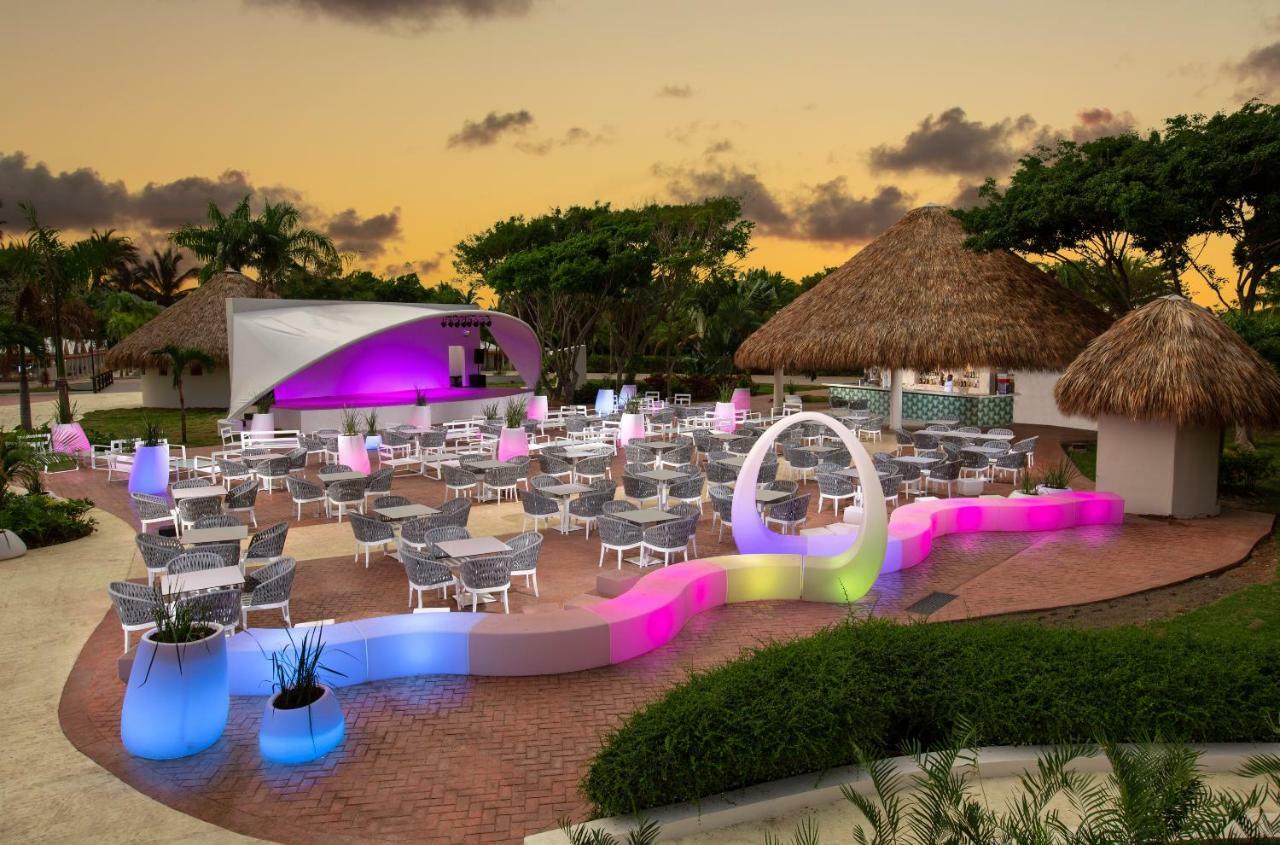 Grand Sirenis Punta Cana Resort & Aquagames Uvero Alto Eksteriør billede The resort's outdoor theater