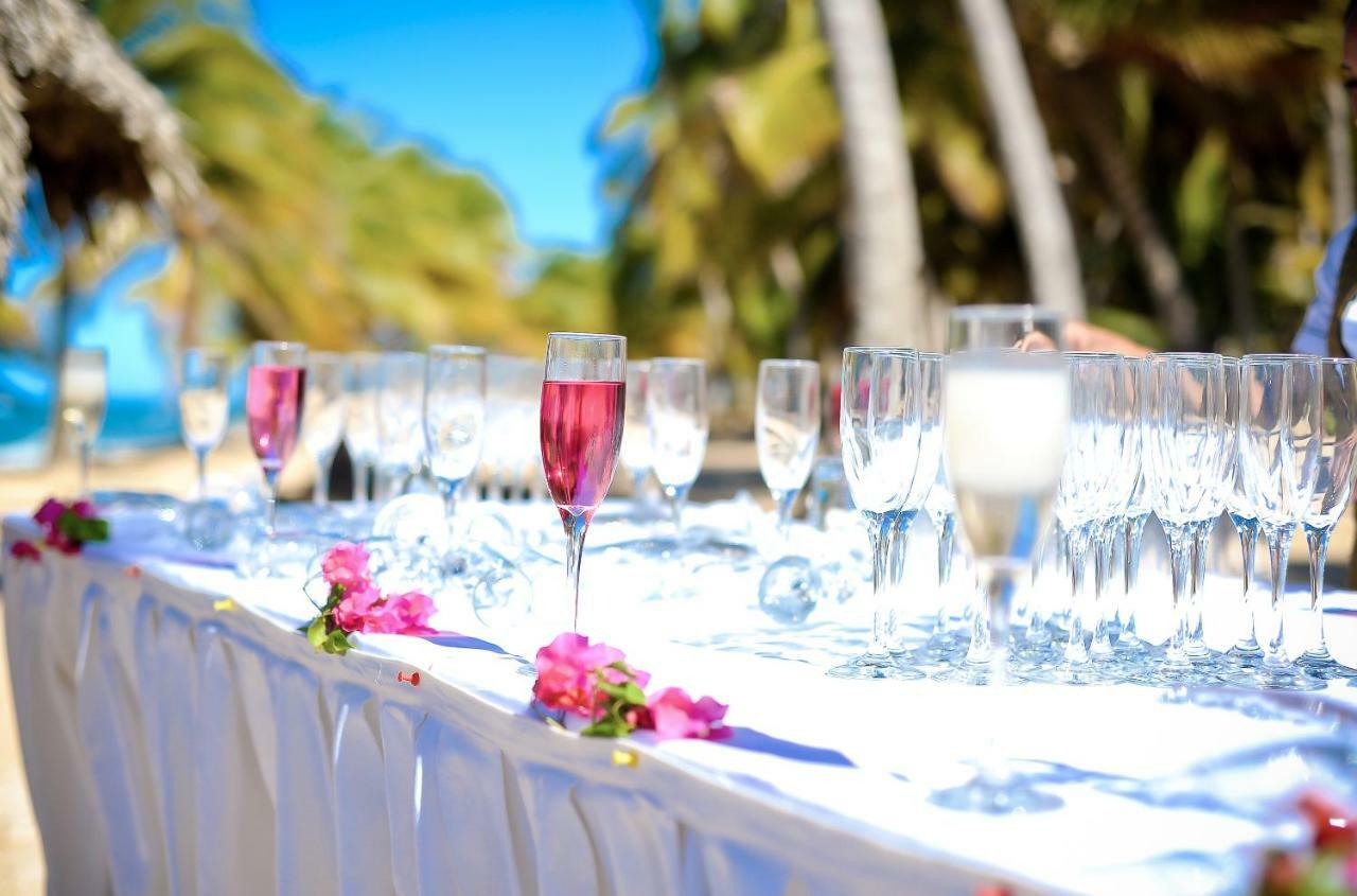 Grand Sirenis Punta Cana Resort & Aquagames Uvero Alto Eksteriør billede Champagne glasses at a wedding reception